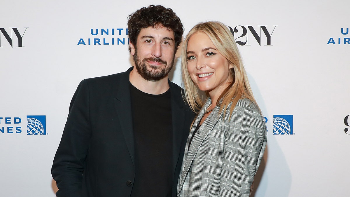 Jason Biggs and Jenny Mollen posing together