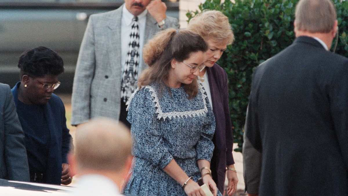 Susan Smith walks with her attorneys in 1995