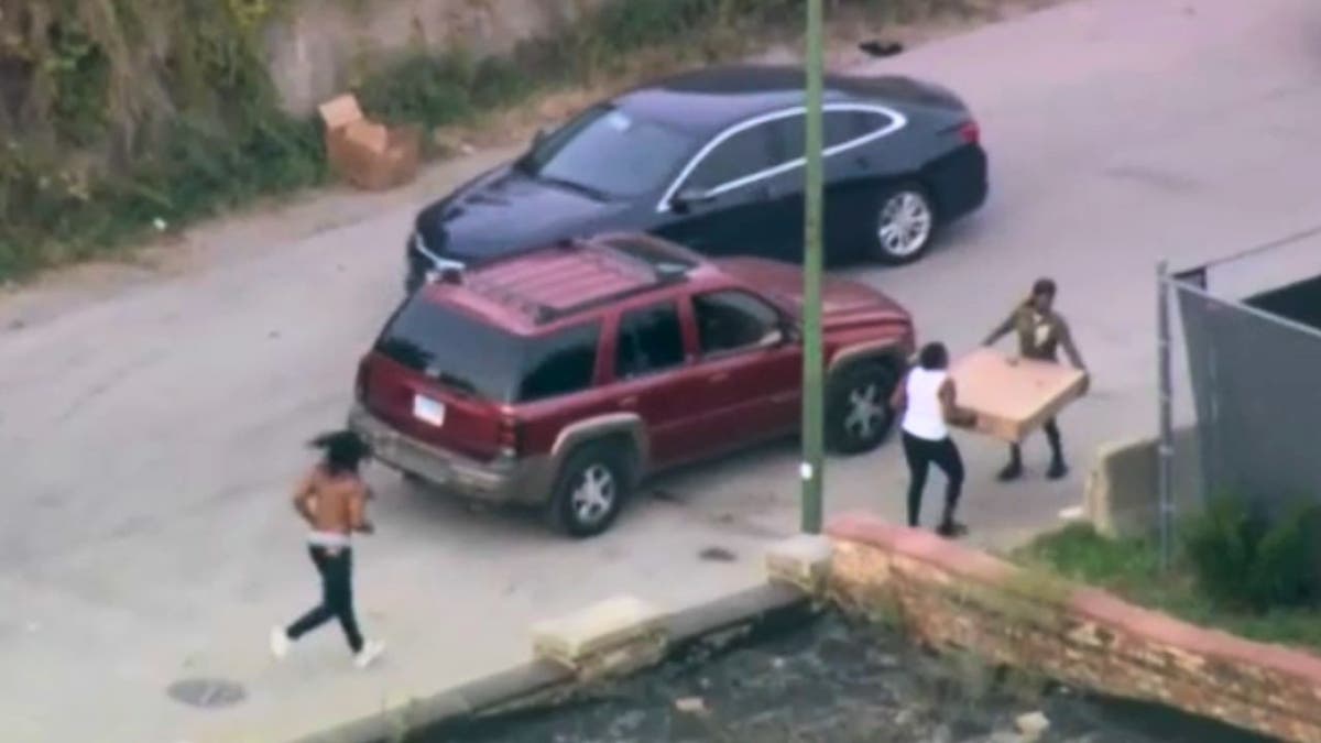 Thieves stealing goods from a train in Chicago