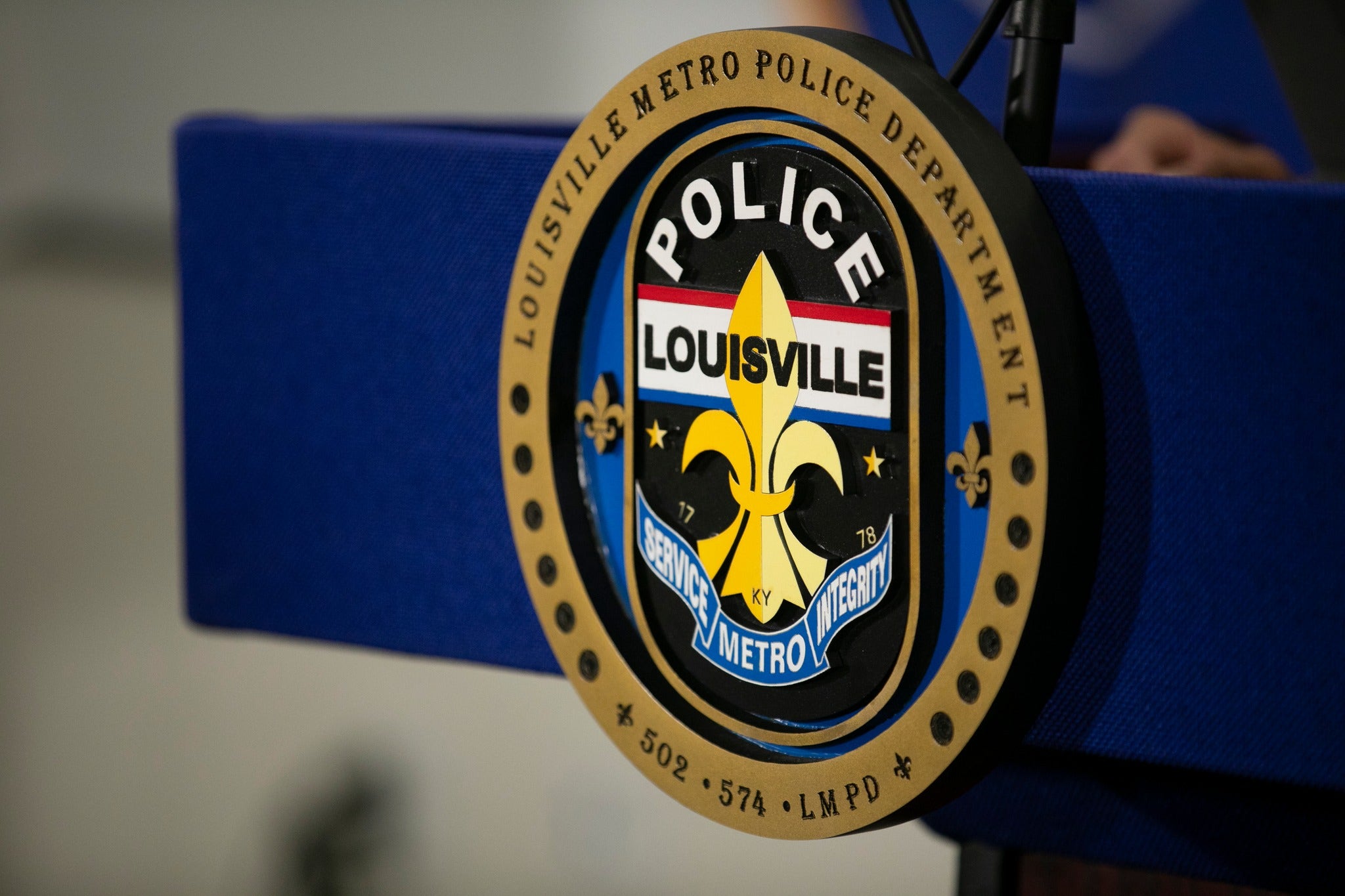 2 Kentucky police officers shot during traffic stop on car reported stolen