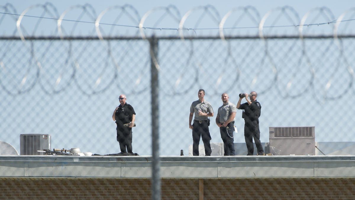 Secret Service and Prison guards stand on the roof