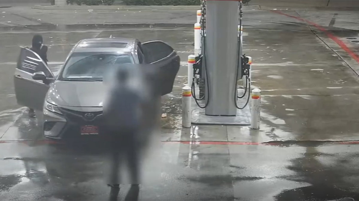 Houston carjacking at gas station