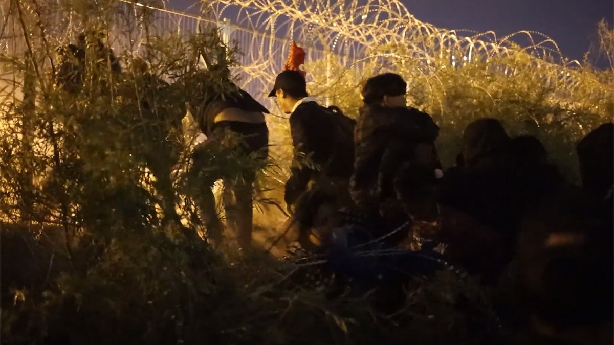 Migrants border fence Texas