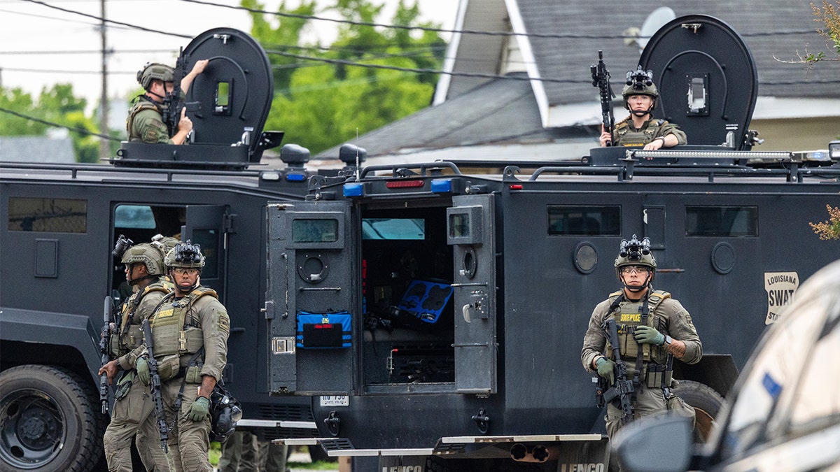 Authorities search for escaped fugitives in New Orleans