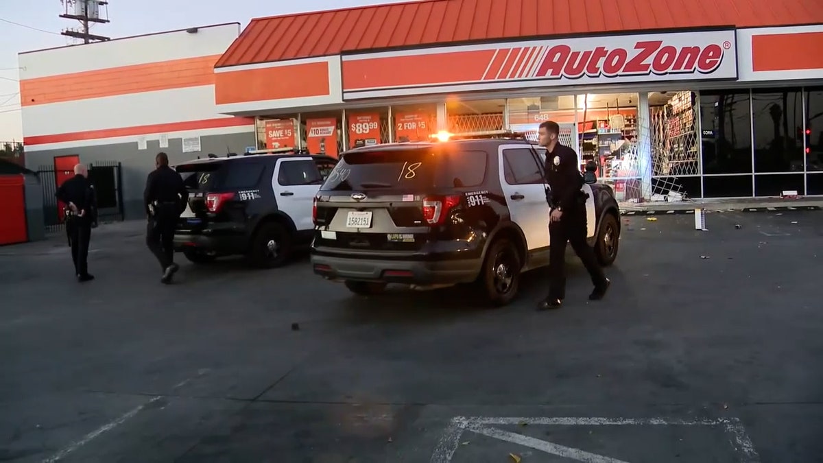 police arrive to Autozone store