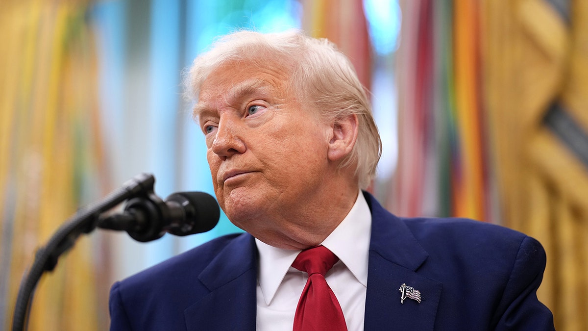 Trump in Oval Office