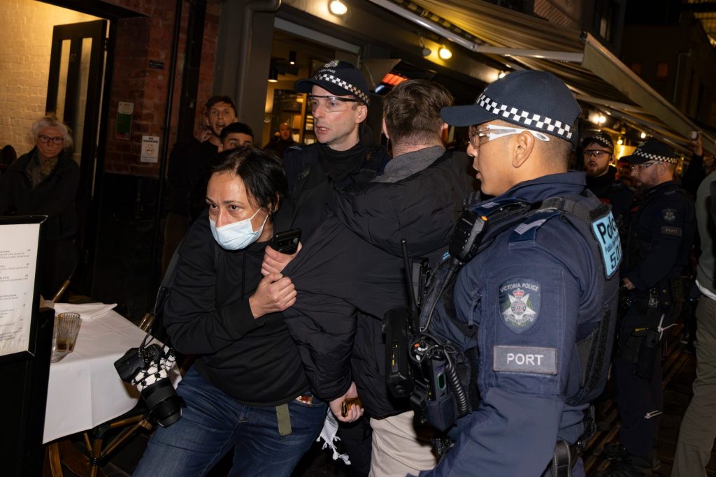 Antisemitic attackers violently target synagogue, Israeli restaurant in Australia Antisemitic attackers violently target synagogue, Israeli restaurant in Australia