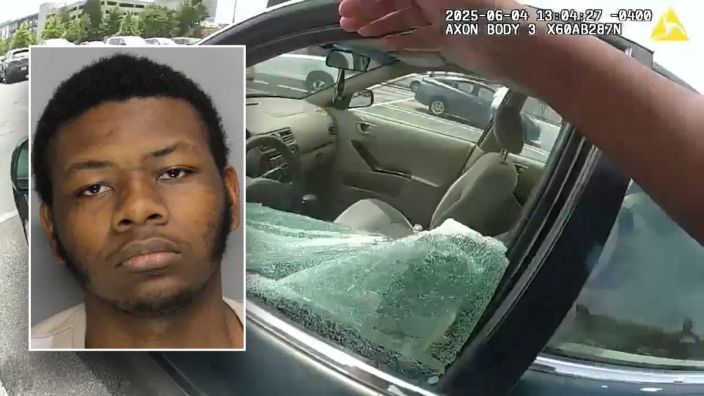 Georgia police officers break into car parked outside mall with two children sweltering inside: video Georgia police officers break into car parked outside mall with two children sweltering inside: video