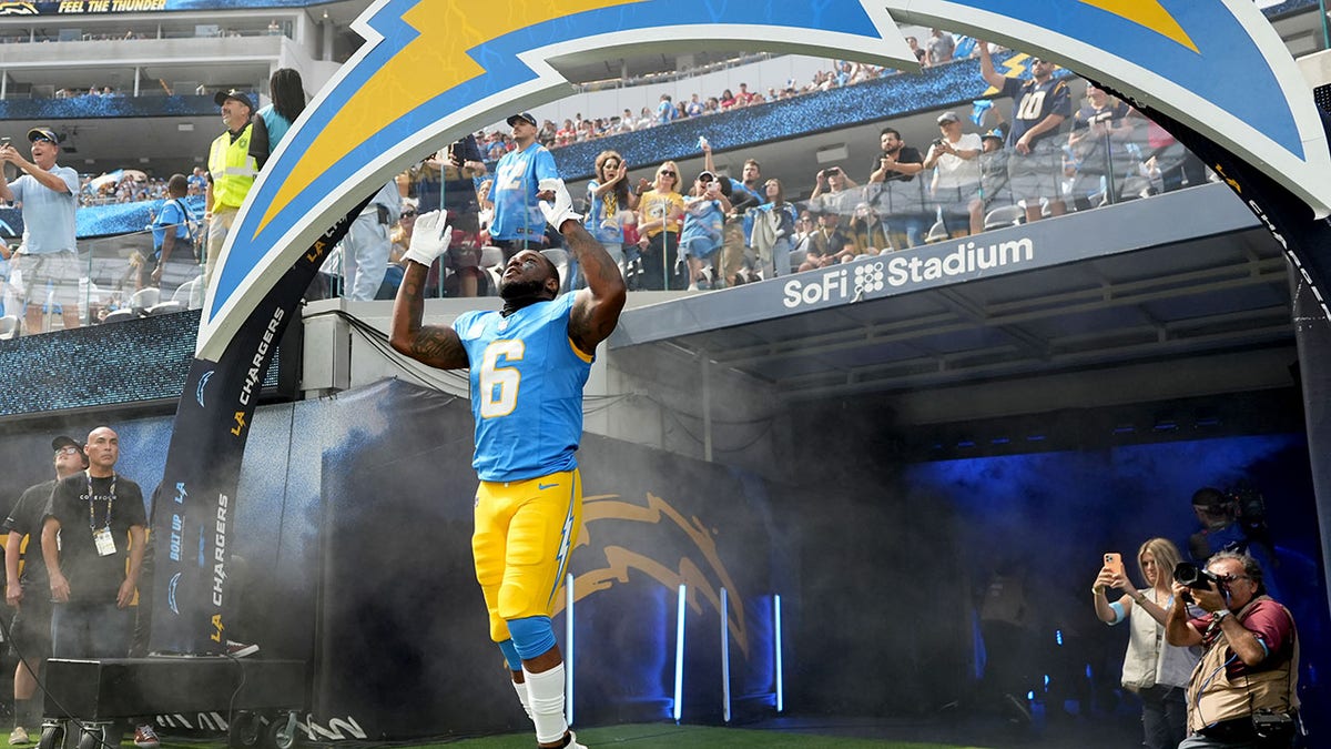 Denzel Perryman walk out tunnel