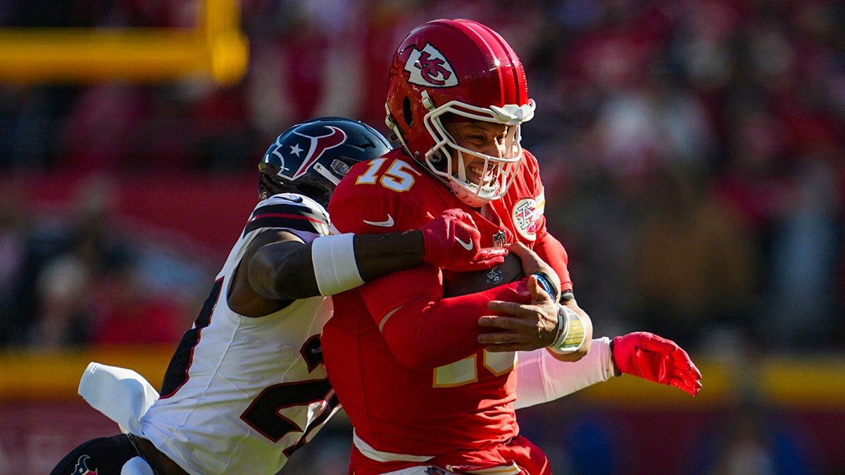 Jimmie Ward tackles Patrick Mahomes