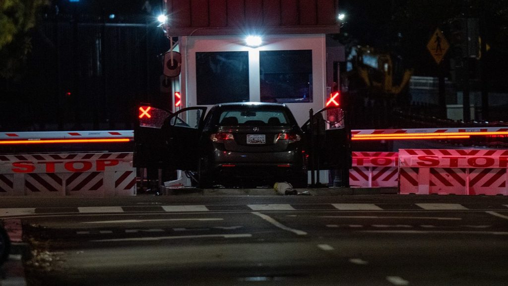 Car rams into White House barricade, suspect arrested: officials