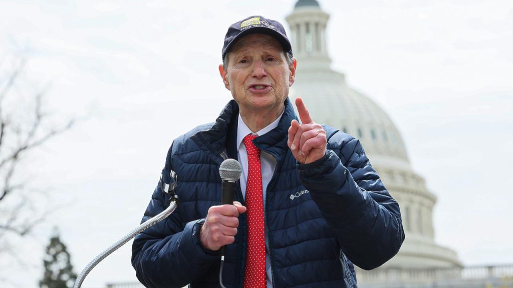 Oregon Sen Ron Wyden reacts to FBI probe involving Trail Blazers coach Chauncey Billups: ‘Very sad day’