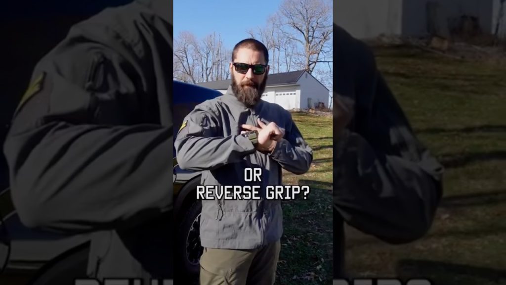 Knife fighting: forward grip or reverse grip? #knife #selfdefense #shorts #military #fight